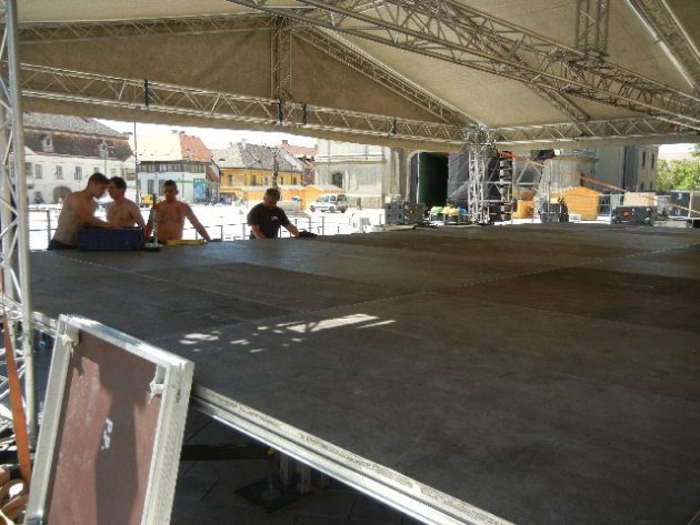 120 négyzetméteres színpad épül a Fő téren főképe