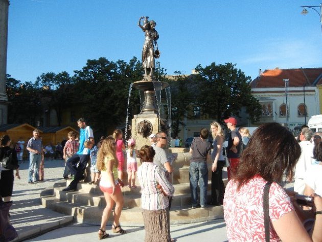 Felavatták a Fő téri szobrot főképe