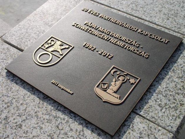 Emléktábla jelzi a Fő téren Pápa és Schwetzingen testvérvárosi kapcsolatát főképe