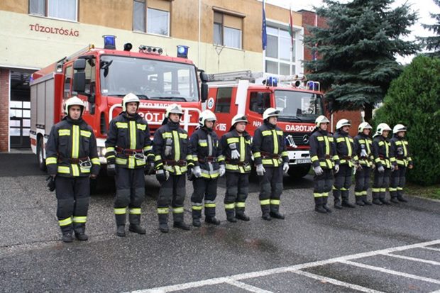  A pápai tűzoltók is megemlékeztek a terrortámadásban elhunyt bajtársakról főképe