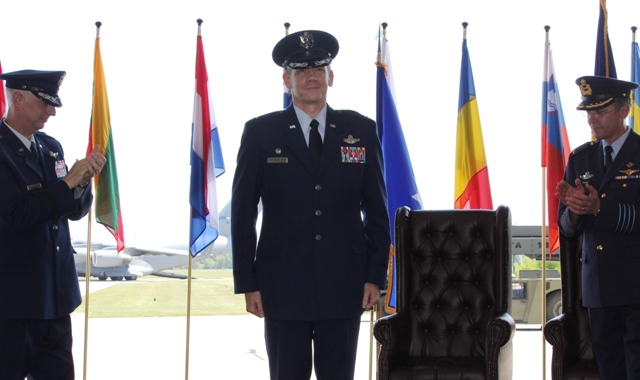 Amerikai parancsnok követi a hollandot a Nehéz Légiszállító Ezred élén főképe