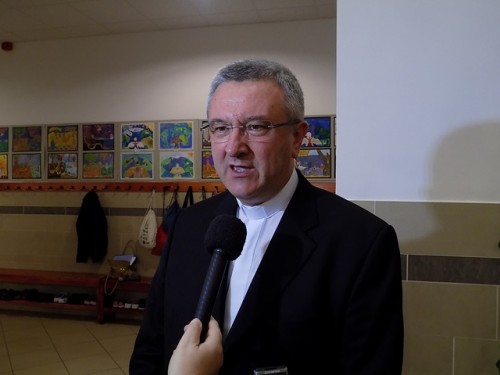 Dr. Veres András püspök mindenkit arra buzdít, hogy merje felvállalni a hitét